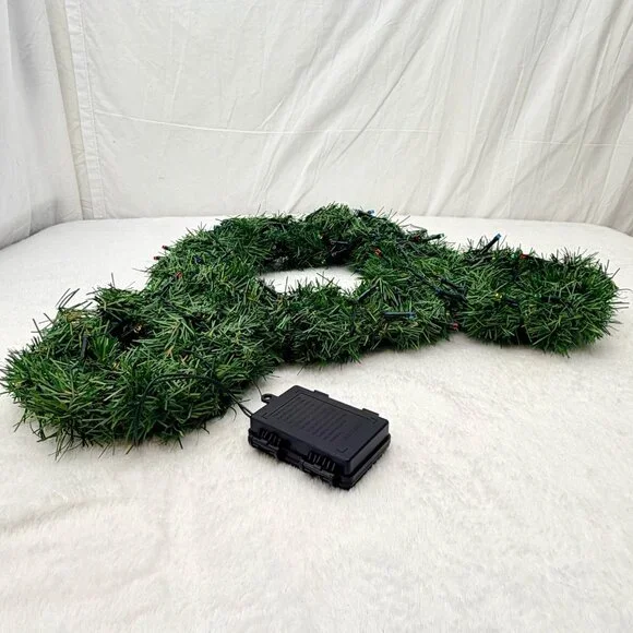 Disney Mickey Mouse 19" Light Up Christmas Wreath w/8 Light Timer Settings - Picture 5 of 7